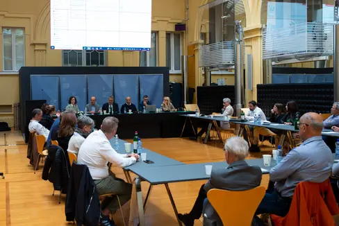 Riunione del Comitato di sorveglianza del FEASR (da sinistra a destra): Maria Merlo, funzionario responsabile della Direzione generale Agricoltura della Commissione europea, il direttore della Ripartizione provinciale Agricoltura Martin Pazeller, Stefano Lafionda, Luigi Ottaviani e Paola Gonnelli, tutti e tre funzionari responsabili del Ministero dell'Agricoltura a Roma, con gli stakeholder e i rappresentanti delle Ripartizioni e degli Uffici provinciali seduti intorno al tavolo della riunione. (Foto: ASP/Fabio Brucculeri)