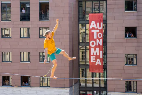 Mich Kemeter, il sette volte detentore del record mondiale di slackline della Stiria (A), ha attraversato piazza Silvius Magnago su una highline di 80 metri tesa tra il Consiglio provinciale e Palazzo Widmann (Foto: ASP/Fabio Brucculeri)
