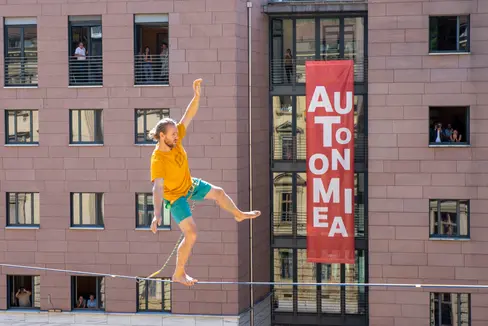 Mich Kemeter, il sette volte detentore del record mondiale di slackline della Stiria (A), ha attraversato piazza Silvius Magnago su una highline di 80 metri tesa tra il Consiglio provinciale e Palazzo Widmann (Foto: ASP/Fabio Brucculeri)