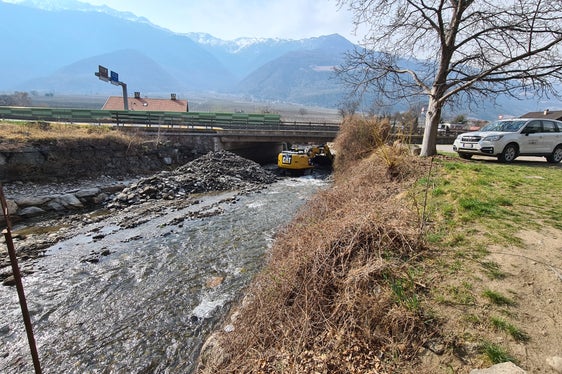 Der Durchfluss des Schnalserbaches unter der Brücke bei der Schnalstaler Einfahrt ist nach der Entfernung des Geschiebematerials wieder gegeben. (Foto: LPA/Landesamt für Wildbach- und Lawinenverbauung West)