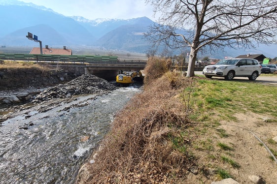 Il flusso del Rio Senales sotto il ponte all'ingresso della valle ripristinato dopo la rimozione del materiale roccioso. (Foto: Agenzia per la protezione civile/Ufficio provinciale sistemazioni bacini montani ovest)
