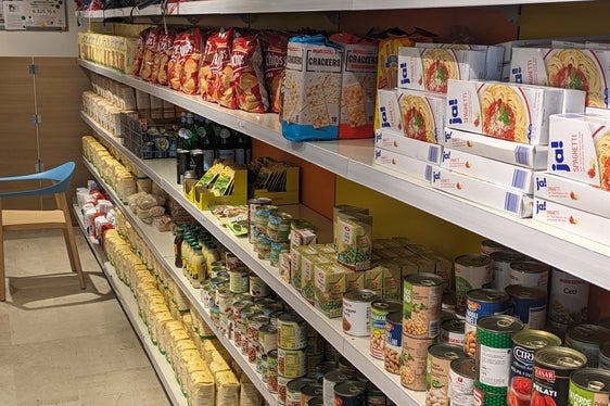 Anche quest'anno, il 15 novembre, saranno raccolti generi alimentari che saranno poi distribuiti alle persone bisognose da associazioni caritative come i banchi alimentari. Chi desidera dare una mano nella raccolta può rivolgersi al Banco Alimentare di Bolzano. (Foto: USP/Hannes Wisthaler)