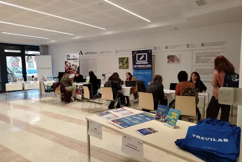 Oltre 100 persone hanno partecipato all'iniziativa tenutasi al Centro Trevi di Bolzano dedicata ai soggiorni studio all'estero. (Foto: Ufficio Bilinguismo e Lingue/Donatella Ricchetto)