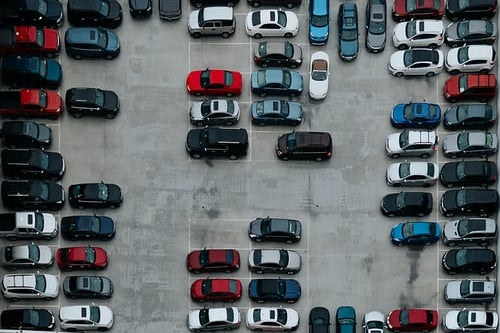 Fahrzeuge mit Sammlerwert, die 20 bis 29 Jahre alt sind, bezahlen in Südtirol 2022 nur die Hälfte der Kraftfahrzeugsteuer. Die Begünstigung ist im Landesstabilitätsgesetz 2022 festgeschrieben. (Foto: Unsplash)