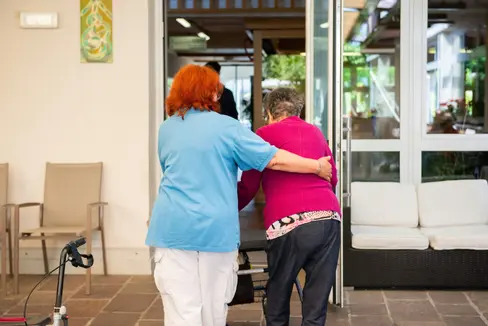 In vielen Seniorenwohnheimen kann der freiwillige Sozialdienst absolviert werden. Dieser richtet sich an Erwachsene, die unter anderem auf der Suche nach einer neuen beruflichen Orientierung sind. (Foto: LPA/Claudia Corrent)