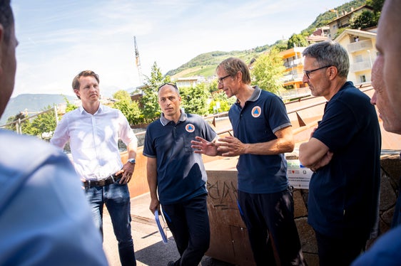 Sopralluogo a Bressanone. Nella foto (da sinistra) l'assessore comunale Peter Natter, il direttore dell'Ufficio Sistemazione bacini montani nord Philipp Walder, il direttore dell'Agenzia per la Protezione civile Klaus Unterweger e il presidente Arno Kompatscher. (Foto: ASP/Fabio Brucculeri)