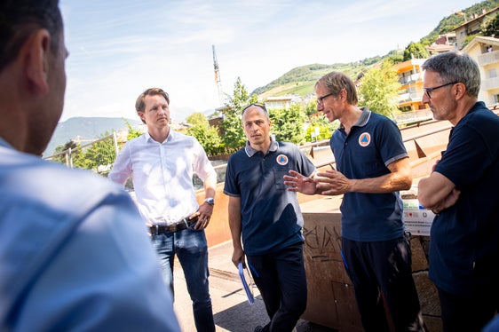 Beim Lokalaugenschein in Brixen (v.l.): Umweltstadtrat Peter Natter, Amtsdirektor Philipp Walder, Agenturdirektor Klaus Unterweger und Landeshauptmann Kompatscher. (Foto: LPA/Fabio Brucculeri)