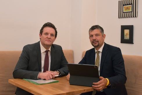 Der Tiroler Verkehrslandesrat René Zumtobel und der Südtiroler Mobilitätslandesrat Daniel Alfreider bekräftigten bei ihrem ersten Treffen in Innsbruck: Tirol und Südtirol werden in Transitfrage zusammenhalten. (Foto: Land Tirol/Knabl)