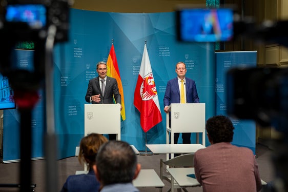 Il presidente Kompatscher e l'assessore Bessone nel corso della conferenza stampa di oggi (Foto: ASP/Fabio Brucculeri)