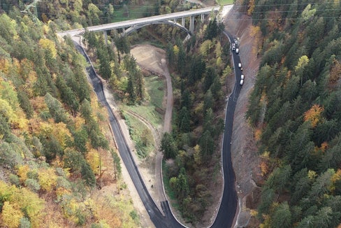 Nelle ultime settimane sono stati eseguiti dei lavori sul tracciato della vecchia strada della Val d'Ultimo per preparare una deviazione temporanea del traffico durante i lavori di ristrutturazione del ponte Eschenlohe. (Foto: Studio di ingegneria Valdemarin)
