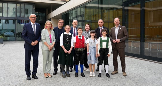 Alla cerimonia per il 20° anniversario della scuola bilingue Innsbruck-Trento presso il Landhaus di Innsbruck: (da sinistra) il presidente dell'Euregio e capitano del Tirolo Anton Mattle, la vicesindaca della città di Innsbruck Elisabeth Mayr, Saverio Carpentieri (consulente scientifico della scuola elementare di Altwilten), Carlo Zanetti (direttore dell'Istituto Comprensivo Trento 2), Monika Schöpf (direttrice della scuola elementare di Altwilten), Giuseppe Rizza (sovrintendente scolastico della Provincia di Trento) e il sindaco della città di Innsbruck Johannes Anzengruber con i bambini della scuola elementare di Altwilten. (Foto: Provincia del Tirolo/Krepper)