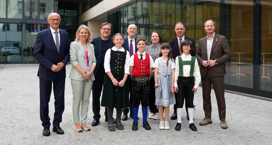 Beim Festakt zum 20-jährigen Jubiläum der bilingualen Schule Innsbruck-Trient im Landhaus in Innsbruck (von links): Euregio-Präsident, Tirols Landeshauptmann Anton Mattle, Vizebürgermeisterin der Stadt Innsbruck Elisabeth Mayr, Saverio Carpentieri (wissenschaftlicher Berater der Bilingualen Schule in Innsbruck), Carlo Zanetti (Direktor des Istituto Comprensivo Trento), Monika Schöpf (Direktorin der Volksschule Altwilten), Giuseppe Rizza (Schulamtsleiter des Trentino) und Bürgermeister der Stadt Innsbruck Johannes Anzengruber mit Kindern der Volksschule Altwilten. (Foto: Land Tirol/Krepper)