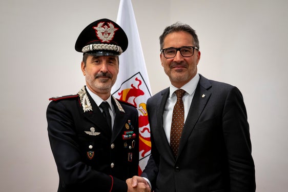 “Oltre ad essere contento d’incontrare nuovamente il generale Paolucci, sono felice di sapere che alla guida dei Carabinieri, in Trentino-Alto Adige, c’è un alto ufficiale che vanta già importanti esperienze sul territorio provinciale”, ha detto il presidente Kompatscher (Foto: USP/Fabio Brucculeri)