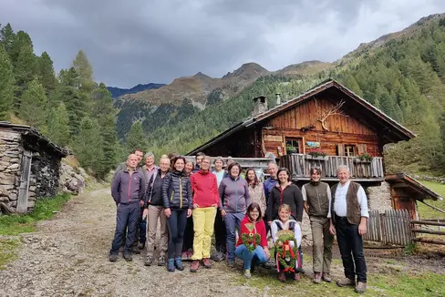 Der Abschluss des Lehrgangs für Almpersonal 2022 fand vor kurzem auf der Huberalm im Mühlbacher Tal statt. (Foto: LPA/Landesamt für Natur)