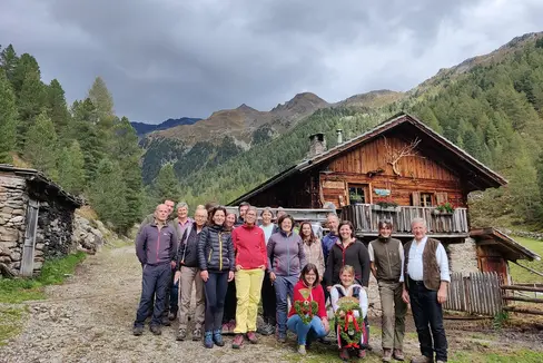 Der Abschluss des Lehrgangs für Almpersonal 2022 fand vor kurzem auf der Huberalm im Mühlbacher Tal statt. (Foto: LPA/Landesamt für Natur)