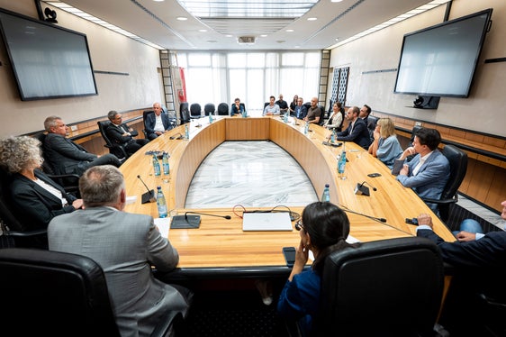 Per la firma dell'accordo si sono riuniti nella sala riunioni della Giunta provinciale i rappresentanti di GovTech Deutschland e della Provincia autonoma di Bolzano. (Foto: USP/Fabio Brucculeri)