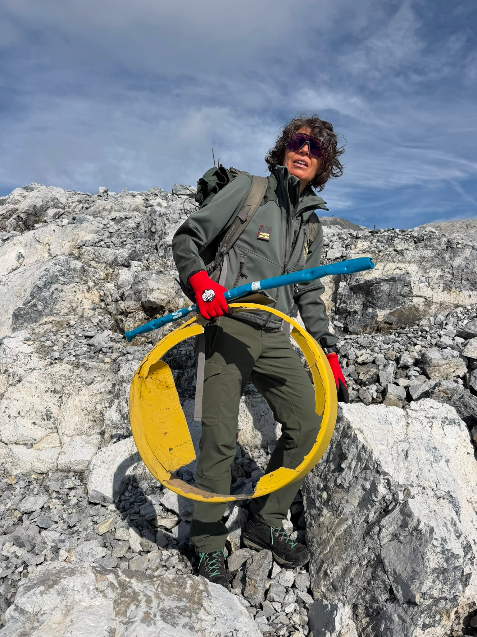Einsatz zum Schutz der alpinen Umwelt: Stationsleiterin Barbara Folie bei der Säuberungsaktion.