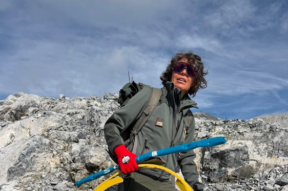 In prima linea per la tutela dell’ambiente alpino: la comandante della Stazione forestale di Silandro Barbara Folie durante l’operazione di pulizia. (Foto: USP/Ispettorato forestale Silandro)