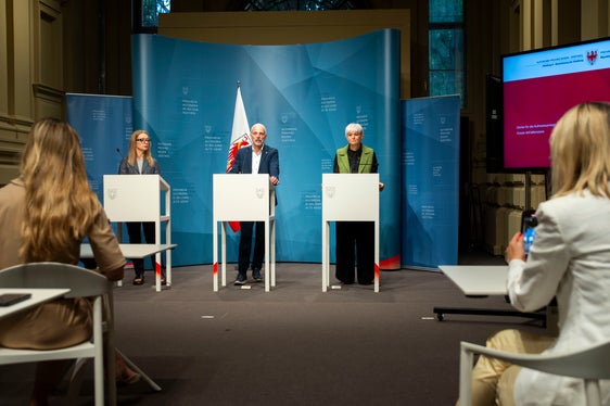 Pressekonferenz zum Tag der Genossenschaften (von links): die Direktorin des Landesamtes für Genossenschaftswesen Manuela Paulmichl, der Vizedirektor des Raiffeisenverbandes Südtirol Christian Tanner, die Direktorin des Ressorts Sozialer Zusammenhalt, Familie, Senioren, Genossenschaften und Ehrenamt Michela Morandini (Foto: LPA/Fabio Brucculeri)