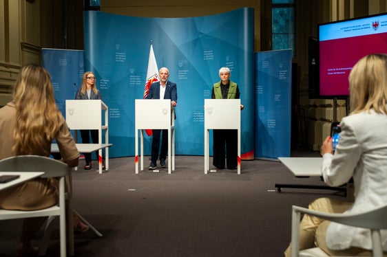 Pressekonferenz zum Tag der Genossenschaften (von links): die Direktorin des Landesamtes für Genossenschaftswesen Manuela Paulmichl, der Vizedirektor des Raiffeisenverbandes Südtirol Christian Tanner, die Direktorin des Ressorts Sozialer Zusammenhalt, Familie, Senioren, Genossenschaften und Ehrenamt Michela Morandini (Foto: LPA/Fabio Brucculeri)