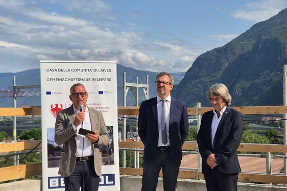 Bautenlandesrat Christian Bianchi, der Bürgermeister von Leifers Giovanni Seppi und Gesundheitslandesrat Hubert Messner hoben die Bedeutung des neuen Gemeinschaftshauses für die wohnortnahe Versorgung im Gesundheits- und Sozialbereich für die Menschen in Leifers und Umgebung hervor. (Foto: LPA/Gianluca Crocco)