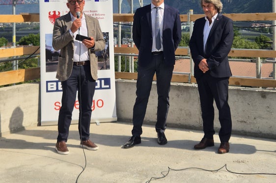 All’evento hanno preso parte (da sinistra) l’assessore provinciale alle Opere Pubbliche, valorizzazione del patrimonio, libro fondiario e catasto Christian Bianchi, il sindaco di Laives Giovanni Seppi e l’assessore provinciale alla Prevenzione sanitaria e salute Hubert Messner. (Foto: USP/Gianluca Crocco)