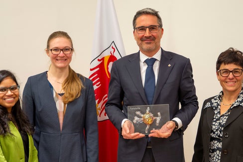 Il presidente della Provincia Arno Kompatscher con le microbiologhe Ursula Peintner (prima da destra), Maraike Probst e Anusha Telagathoti a Palazzo Widmann (Foto: ASP/Fabio Brucculeri)