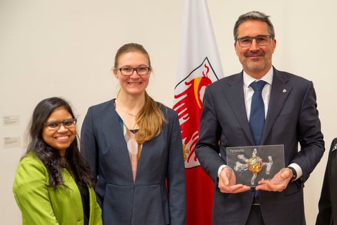 Südtirols Landeshauptmann Arno Kompatscher und die Mikrobiologinnen Ursula Peintner (1.v.r.), Maraike Probst und Anusha Telagathoti im Landhaus 1 in Bozen (Foto: LPA/Fabio Brucculeri)