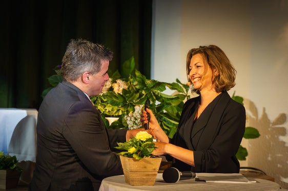 Der Sextner Bürgermeister Thomas Summerer zählte zu den Gratulanten von Julia Herrnböck, die diesjährige Preisträgerin der Auszeichnung in Gedenken an Claus Gatterer. (Foto: LPA/Florian Stauder)