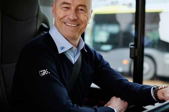 Die einheitliche Dienstkleidung soll das Zusammengehörigkeitsgefühl der Fahrer und Fahrerinnen im öffentlichen Nahverkehr stärken. (Foto: Sasa)