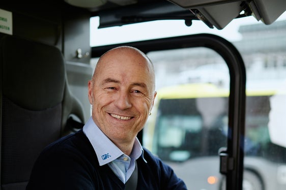 Die einheitliche Dienstkleidung soll das Zusammengehörigkeitsgefühl der Fahrer und Fahrerinnen im öffentlichen Nahverkehr stärken. (Foto: Sasa)