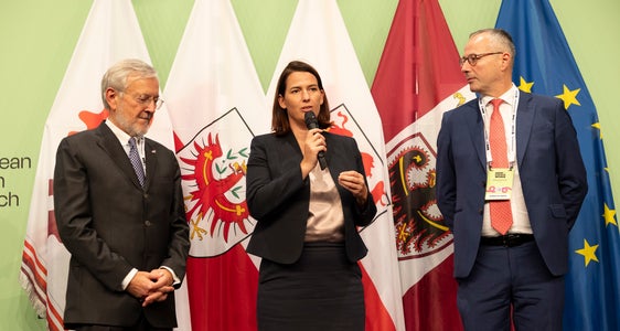 Gli Euregio-Awards sono istituiti dalla Camera di commercio del Tirolo e dalle Camere di commercio di Bolzano e Trento. (Da sinistra) Michl Ebner (CC Bolzano), Barbara Thaler (CC Tirolo) e Andrea De Zordo (CC Trento). (Foto: Land Tirolo/Sedlak)