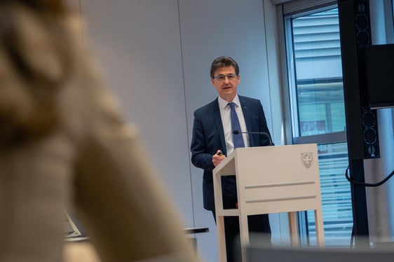 Il direttore dell'ASSE Eugenio Bizzotto ha illustrato nel dettaglio le cifre relative agli assegni familiari nel 2023. (Foto: ASP/Greta Stuefer)