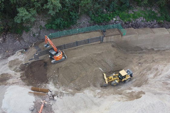 Il vallo di protezione era stato costruito tra il 2023 e il 2024 nel corso dei lavori per la nuova circonvallazione di Bronzolo, sotto la direzione della Ripartizione Infrastrutture della Provincia. (Foto: PlanTeam Srl)