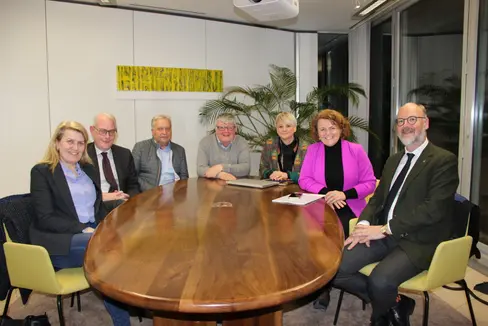 Visita del direttivo KVW all’assessora provinciale alla Coesione sociale Rosmarie Pamer (seconda da destra): affrontati temi legati all’attualità ed alle prospettive future (Foto: ASP)