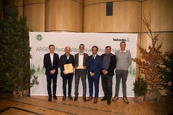 Die Raiffeisenkasse Bozen wurde für das Projekt Bäume statt Zinsen ausgezeichnet, bei dem pro 1000 Euro Festanlage ein Bäumchen im Forstinspektorat Schlanders gepflanzt wird. (Foto: LPA/Landesabteilung Forstdienst/Matthias Gritsch)