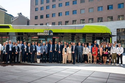 Information und Austausch: Gruppenfoto zum Abschluss der Tagung Emissionsfrei unterwegs: Die Zukunft der öffentlichen Mobilität mit allen Vertreterinnen und Vertretern der Institutionen und Interessengruppen vor einem mit grünem Wasserstoff betriebenen Autobus der SASA-Flotte. (Foto: LPA/Fabio Brucculeri)