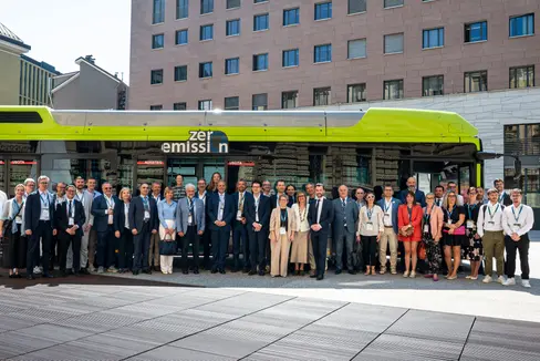 La foto di gruppo al termine del convegno, con tutti i rappresentanti istituzionali e gli stakeholder, fuori da Palazzo Widmann e dinanzi a uno degli autobus alimentati a idrogeno verde della flotta SASA. (Foto: USP/Fabio Brucculeri)