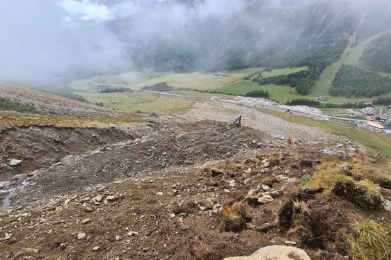 Der Lawinenablenkdamm hat eine Länge von 860 Metern. (Foto: LPA/Landesamt für Wildbach- und Lawinenverbauung West in der Agentur für Bevölkerungsschutz/Martin Eschgfäller)