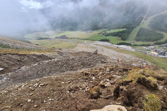 Der Lawinenablenkdamm hat eine Länge von 860 Metern. (Foto: LPA/Landesamt für Wildbach- und Lawinenverbauung West in der Agentur für Bevölkerungsschutz/Martin Eschgfäller)