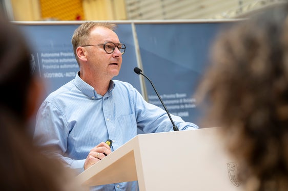 Per Matthias Oberbacher, i dati evidenziano l’importanza dell’immigrazione per l’economia altoatesina: Ormai in ogni settore sono presenti lavoratori stranieri. Se questa quota, pari a circa l’11 per cento, venisse a mancare, si creerebbe un grande vuoto. (Foto: USP/Fabio Brucculeri)