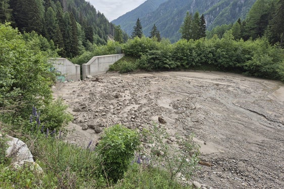 Diese Sperre im Stachelgraben in Hintermartell räumt die Wildbachverbauung nach den Folgen von Starkregen aus. (Foto: LPA/Amt für Wildbach- und Lawinenverbauung West in der Agentur für Bevölkerungsschutz)