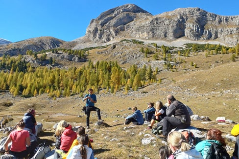 Geologe Claudio Morelli (stehend) zeigt den Exkursionsteilnehmerinnen und -teilnehmern auf der Fanes-Hochebene die geologischen Besonderheiten der Dolomiten. (Foto: LPA/Landesamt für Natur)