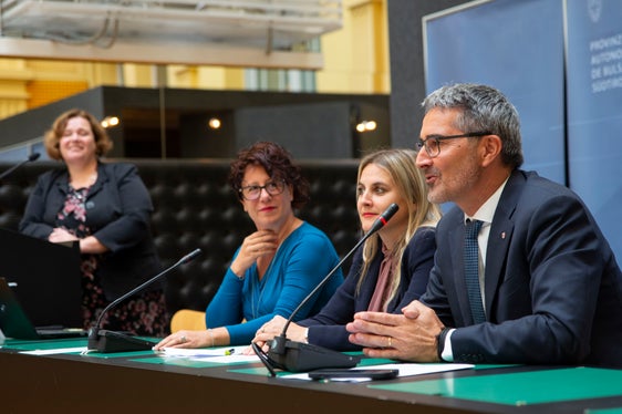 Il presidente Kompatscher sul podio con - da sinistra - Marlene Messner, Donatella Califano e Ulrike Oberhammer (Foto: ASP/Fabio Brucculeri)