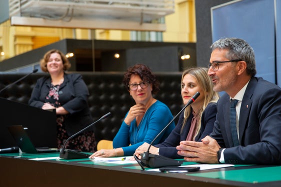 LH Kompatscher (am Podium mit - v.l. - Marlene Messner, Donatella Califano und Ulrike Oberhammer) lobte die Initiative der Förderpreise als aktive Unterstützung der Frauenforschung und für das Aufzeigen aktueller Themen und Herausforderungen im Bereich der Chancengleichheit. (Foto: LPA/Fabio Brucculeri)