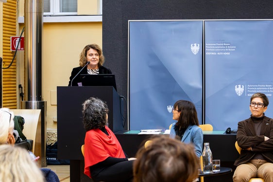 Soziallandesrätin Rosmarie Pamer betonte: „Der Verschwendung von Lebensmitteln entgegenzuwirken, ist eine gesamtgesellschaftliche Aufgabe. Wir haben die soziale Verantwortung, uns mit diesem Thema näher zu befassen.“ (Foto: LPA/Hannes Wisthaler)