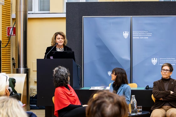 “Contrastare lo spreco alimentare è un compito che riguarda l'intera società. Abbiamo la responsabilità sociale di affrontare questo tema in modo più approfondito”, ha affermato l'assessora provinciale alla Coesione sociale, Famiglia, Anziani, Cooperative e Volontariato Rosmarie Pamer. (Foto: USP/Hannes Wisthaler)