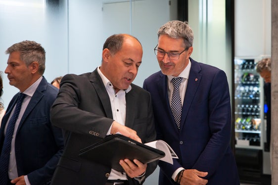Der Chef der Personalabteilung Albrecht Matzneller (vorne l.) und Landeshauptmann Arno Kompatscher (r.) besprechen das Projekt. (Foto: LPA/Fabio Brucculeri)
