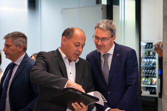 Il presidente della Provincia, Arno Kompatscher (dx), con il direttore della Ripartizione personale, Albrecht Matzneller (Foto: ASP/F. Brucculeri)