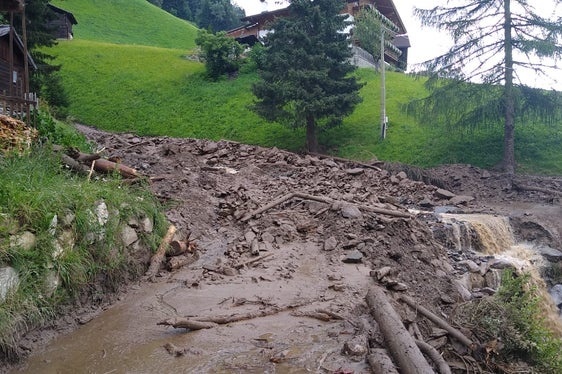 In Mühlwald sind am Freitagabend (6. August) Muren niedergegangen, die Wildbachverbauung und die Freiwilligen Feuerwehrleute sind mit Aufräum- und Sicherungsarbeiten befasst. (Foto: Agentur für Bevölkerungsschutz/Amt für Wildbach- und Lawinenverbauung Ost)